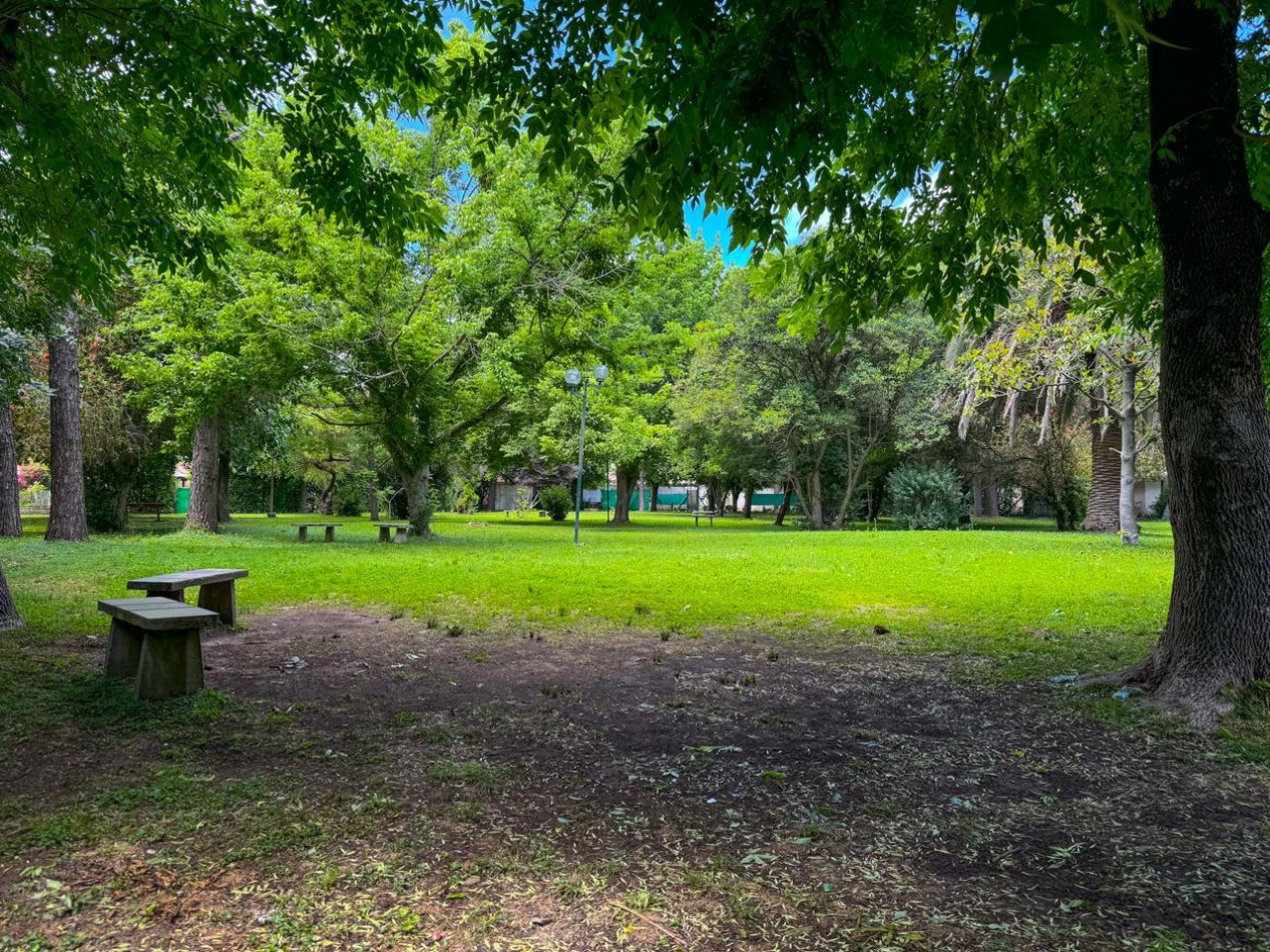 Venta de Casa en City Bell con unico Jardin Privado.