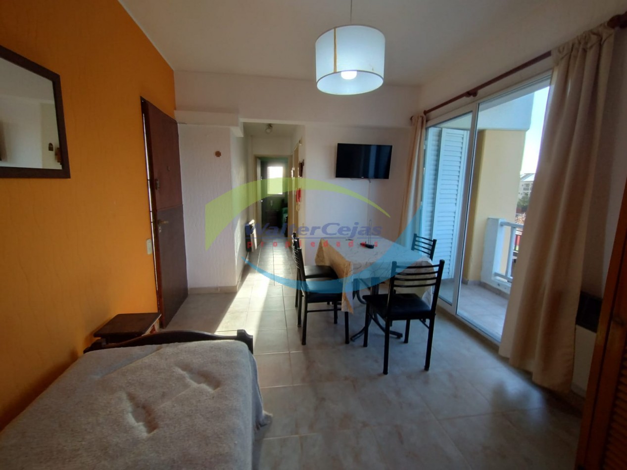 DEPARTAMENTO 2 AMBIENTES - GESELL CENTRO - GAS NATURAL Y COCHERA 