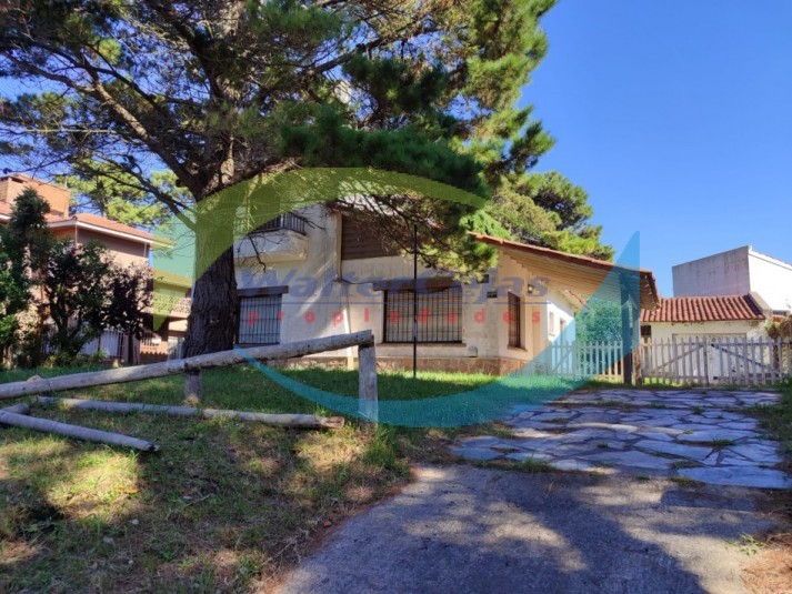 CASA 4 AMBIENTES - SOBRE LOTE MULTIFAMILIAR HOTELERO - GESELL CENTRO 